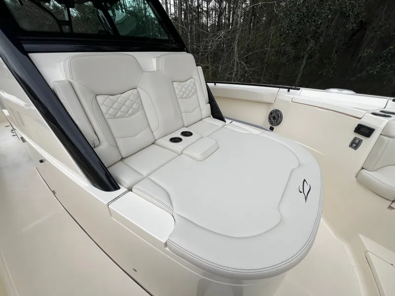 Slide: The Image of Scout 330 LXF 2026 - 35