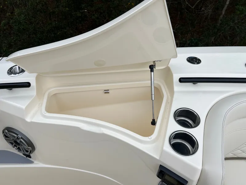 Slide: The Image of Scout 330 LXF 2026 - 37