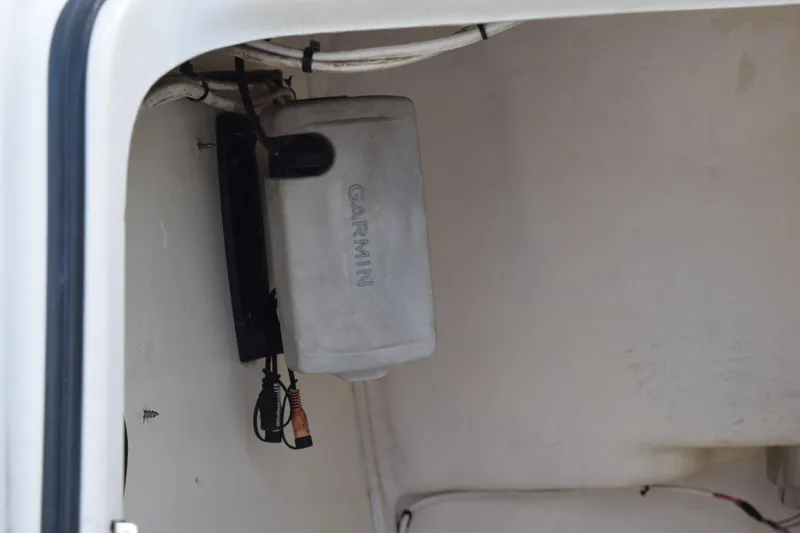 Slide: The Image of Compass view on 2008 Hydra-Sports Vector 3300 VX boat, featuring blue and white seating. - 101