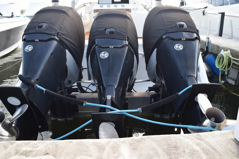 Slide: The Image of Black outboard cover on 2008 Hydra-Sports Vector 3300 VX boat deck. - 12