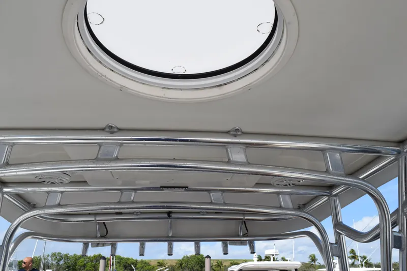 Slide: The Image of Compass on 2008 Hydra-Sports Vector 3300 VX boat dashboard, close-up view. - 122