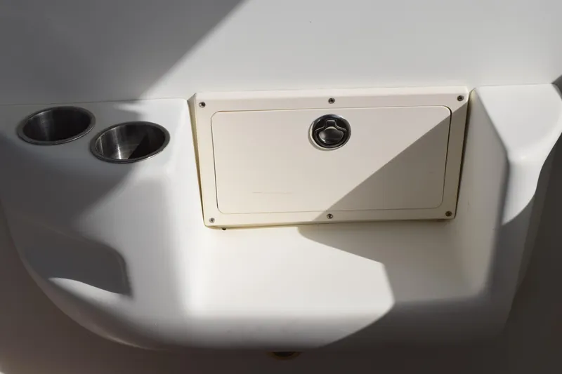 Slide: The Image of Lewmar winch on 2008 Hydra-Sports Vector 3300 VX boat deck. - 154