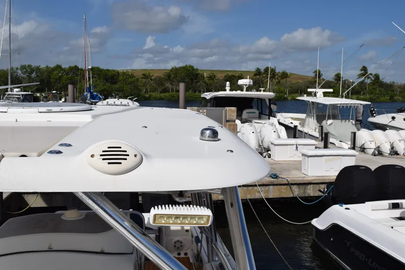 Slide: The Image of 2008 Hydra-Sports Vector 3300 VX boat interior with railing and storage compartment. - 195