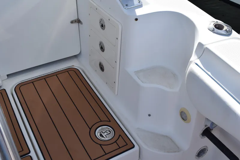 Slide: The Image of Open storage compartment on 2008 Hydra-Sports Vector 3300 VX boat deck. - 76