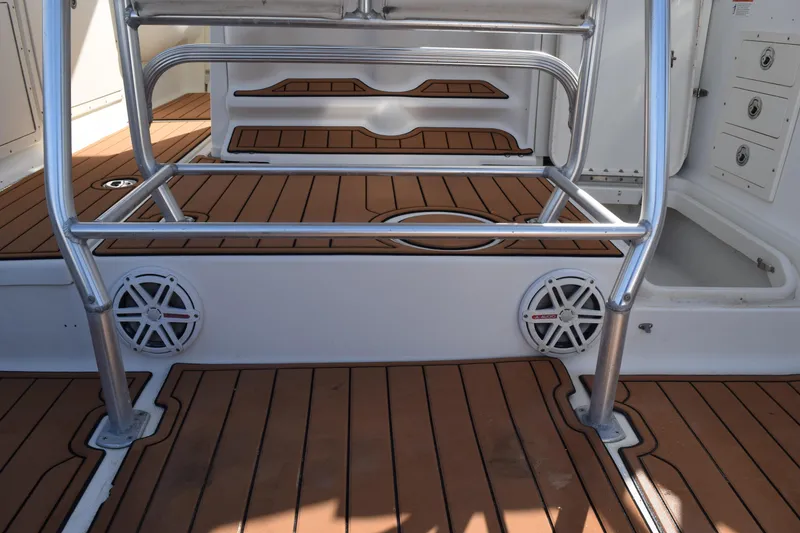 Slide: The Image of JL Audio speaker on 2008 Hydra-Sports Vector 3300 VX boat. - 83