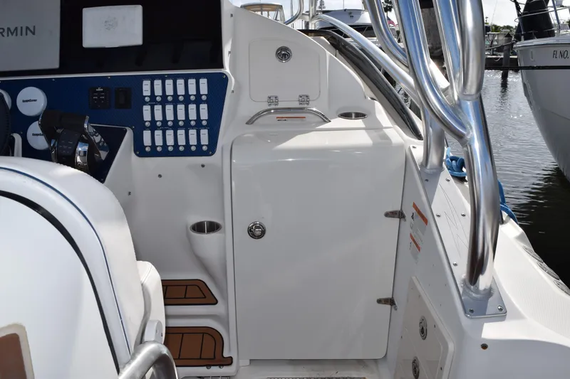 Slide: The Image of Speaker on 2008 Hydra-Sports Vector 3300 VX boat interior wall. - 98