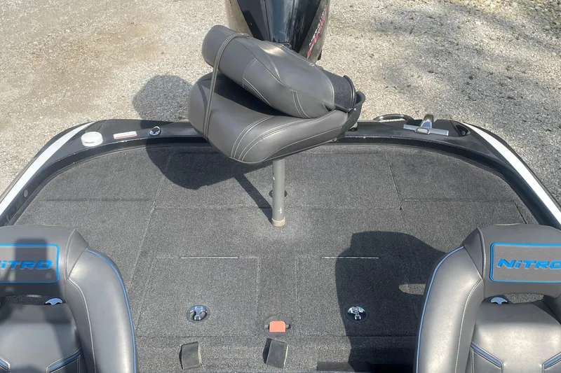 Slide: The Image of Nitro Z20 2021 boat interior with gray seating and carpeted deck. - 13