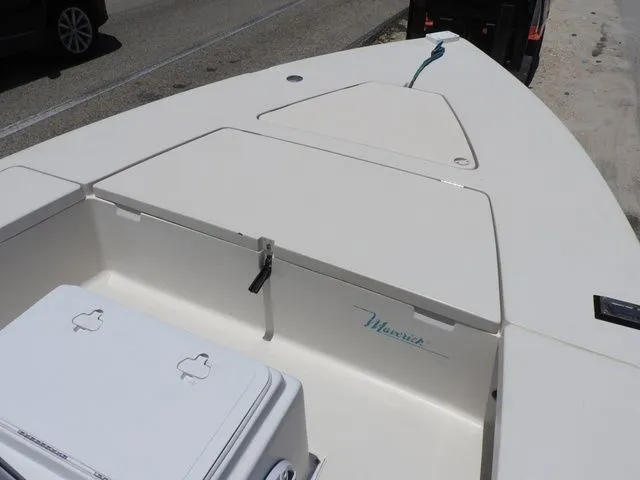 Slide: The Image of Maverick 18 Master Angler 2000 - 10