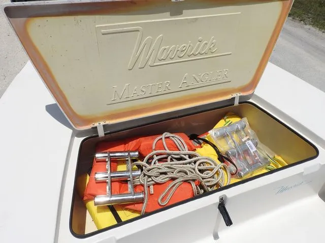 Slide: The Image of Maverick 18 Master Angler 2000 - 15