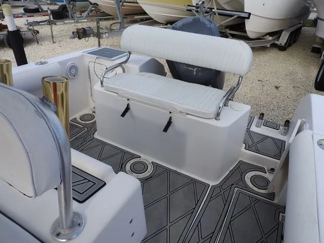Slide: The Image of Robalo R230 Center Console 2003 - 5