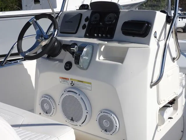 Slide: The Image of Boston Whaler 18 Dauntless 2012 - 10