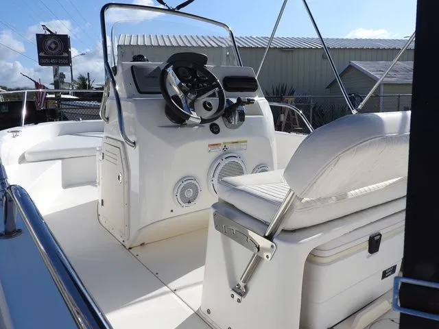 Slide: The Image of Boston Whaler 18 Dauntless 2012 - 15