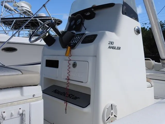 Slide: The Image of NauticStar 21VS 2015 - 13