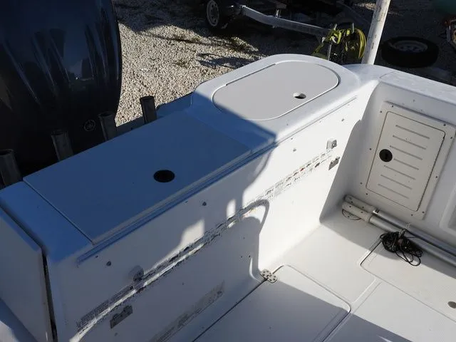 Slide: The Image of Mako 232 Center Console 2000 - 6