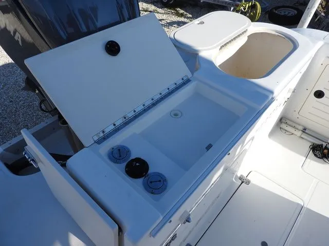 Slide: The Image of Mako 232 Center Console 2000 - 7