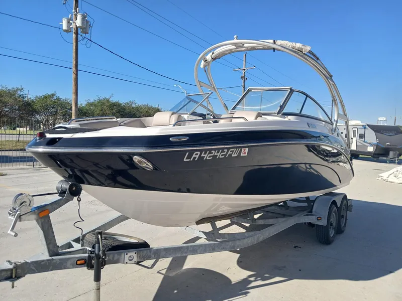 Slide: The Image of Yamaha Boats 2010 242 Limited S logo on boat exterior. - 13