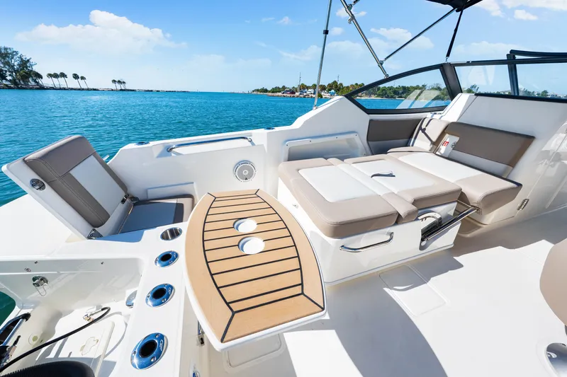 Slide: The Image of Boston Whaler 210 Vantage 2026 - 28