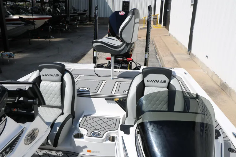 Slide: The Image of 2025 Caymas CX 21 PRO boat interior with dual seats and advanced Garmin system. - 26
