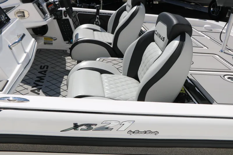 Slide: The Image of 2025 Caymas CX 21 PRO boat interior with luxurious seating and modern design. - 39