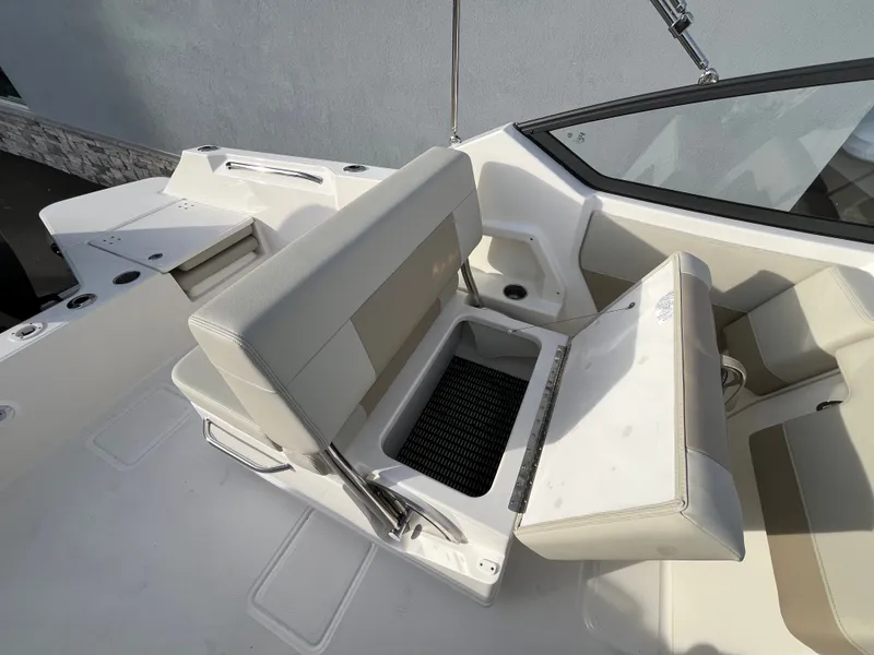 Slide: The Image of Boston Whaler 210 Vantage 2026 - 7