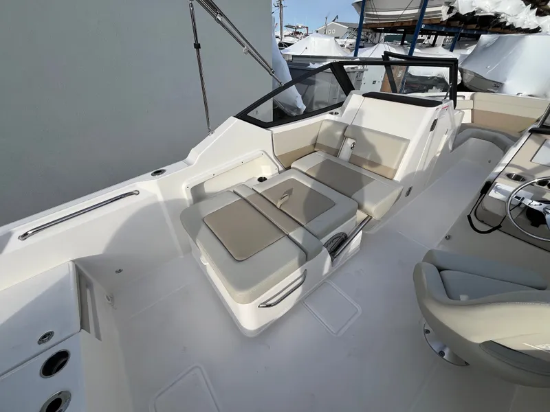 Slide: The Image of Boston Whaler 210 Vantage 2026 - 8