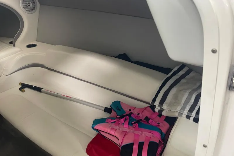 Slide: The Image of Interior of 2005 Formula 292 FASTech boat with life jacket and striped towel. - 20