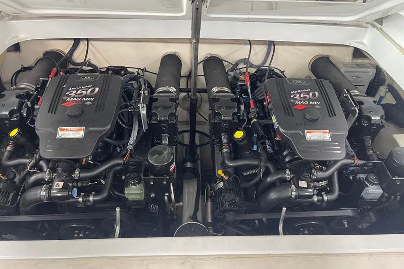 Slide: The Image of Twin MerCruiser 350 MAG MPI engines in a 2005 Formula 292 FASTech boat. - 25