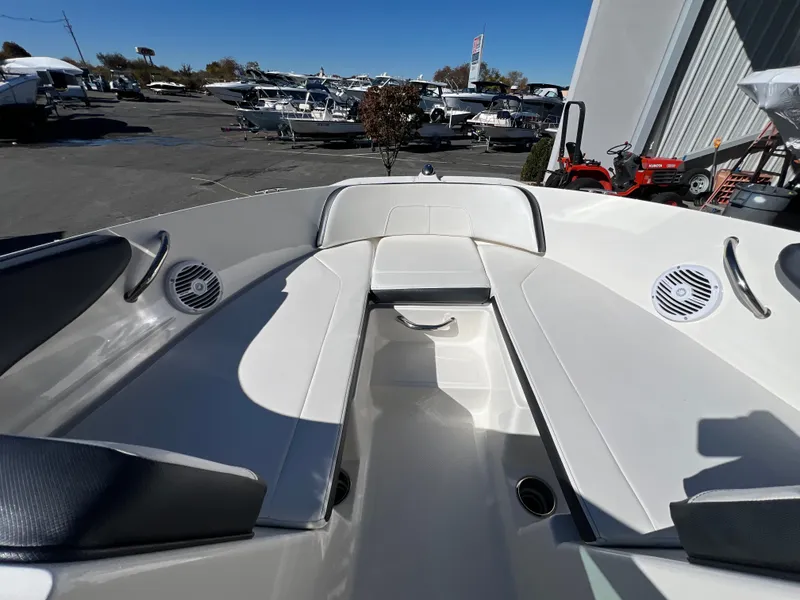 Slide: The Image of Sea Ray SPX 210 Outboard 2018 - 14