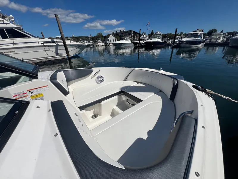 Slide: The Image of Sea Ray SPX 210 Outboard 2018 - 9