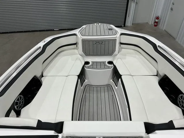 Slide: The Image of Yamaha 252SE 2024 - 14