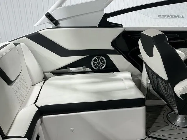 Slide: The Image of Yamaha 252SE 2024 - 25