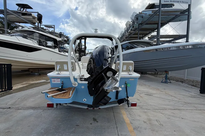 Slide: The Image of Boston Whaler 170 Montauk 2026 - 17