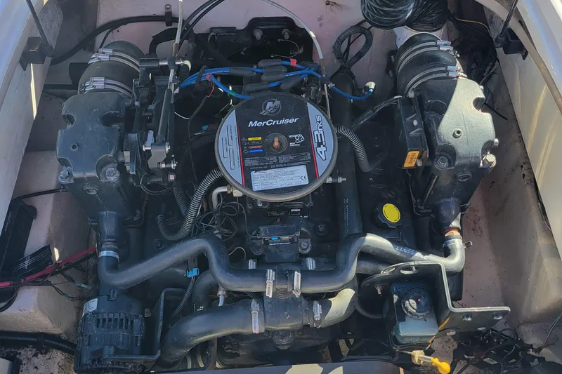 Slide: The Image of Engine of a 2008 Tahoe 195 I/O boat, featuring a MerCruiser 4.3L V6. - 18