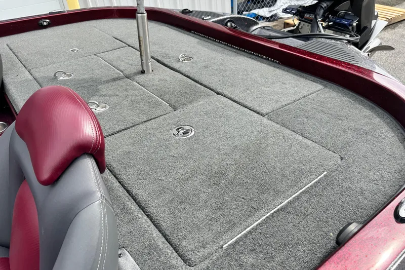 Slide: The Image of 2015 Ranger Z119 Comanche boat deck with gray carpet and red seat. - 14