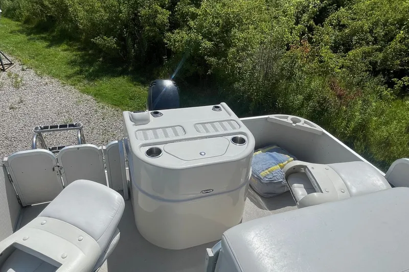 Slide: The Image of 2007 Premier 231 Alante boat console with cup holders and storage compartment. - 19