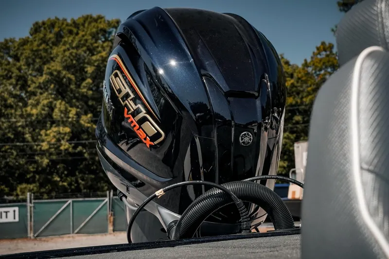 Slide: The Image of 2024 Skeeter ZX200 boat with Yamaha VMAX SHO engine, outdoor setting. - 20