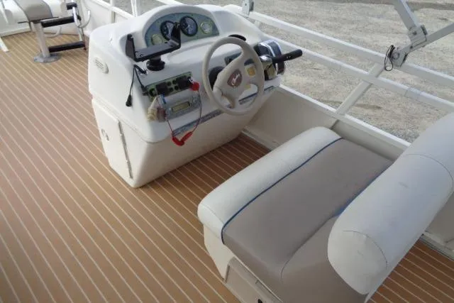 Slide: The Image of 2008 Bentley Pontoons 200 CRUISE boat interior with steering console and seating. - 14