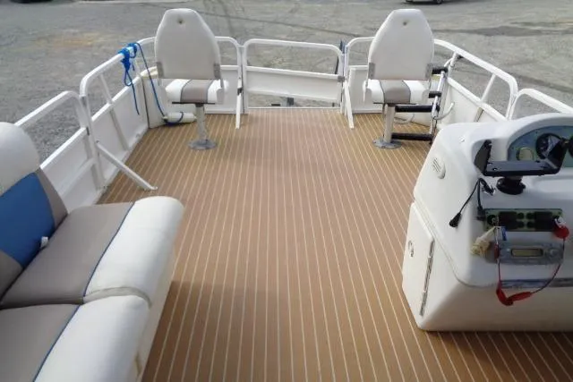 Slide: The Image of 2008 Bentley Pontoons 200 CRUISE interior with seating and steering console. - 15