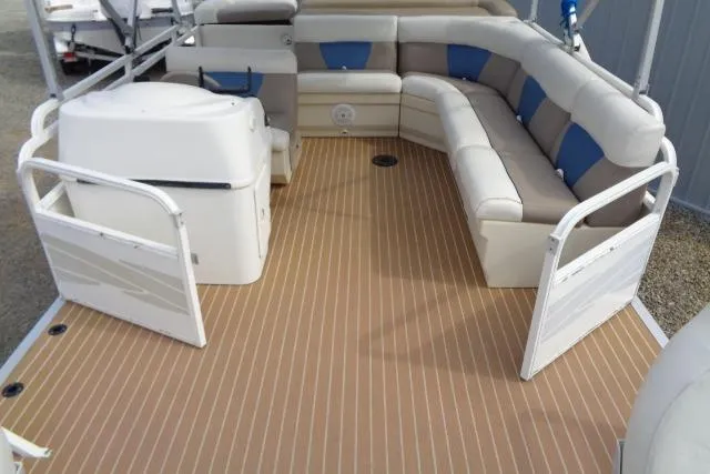 Slide: The Image of 2008 Bentley Pontoons 200 CRUISE with spacious seating and wood-patterned deck. - 18