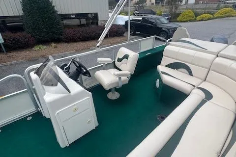 Slide: The Image of 2005 Tahoe Fish-N-Fun 22 boat interior with seating and steering console. - 14