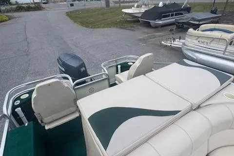 Slide: The Image of 2005 Tahoe Fish-N-Fun 22 pontoon boat with seating and outboard motor. - 9