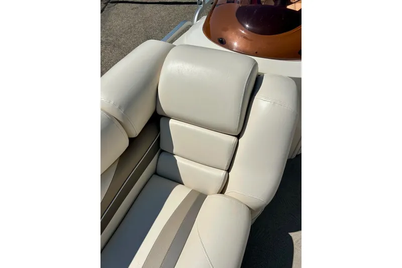 Slide: The Image of Cream leather seating on a 2006 Bennington 2250 RL boat. - 16