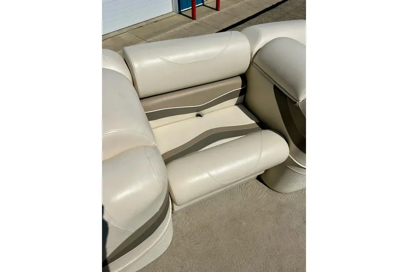 Slide: The Image of Cream and beige seating on a 2006 Bennington 2250 RL boat. - 21