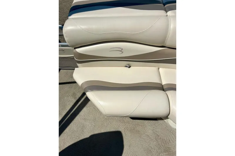 Slide: The Image of 2006 Bennington 2250 RL boat seat with beige and gray upholstery. - 26