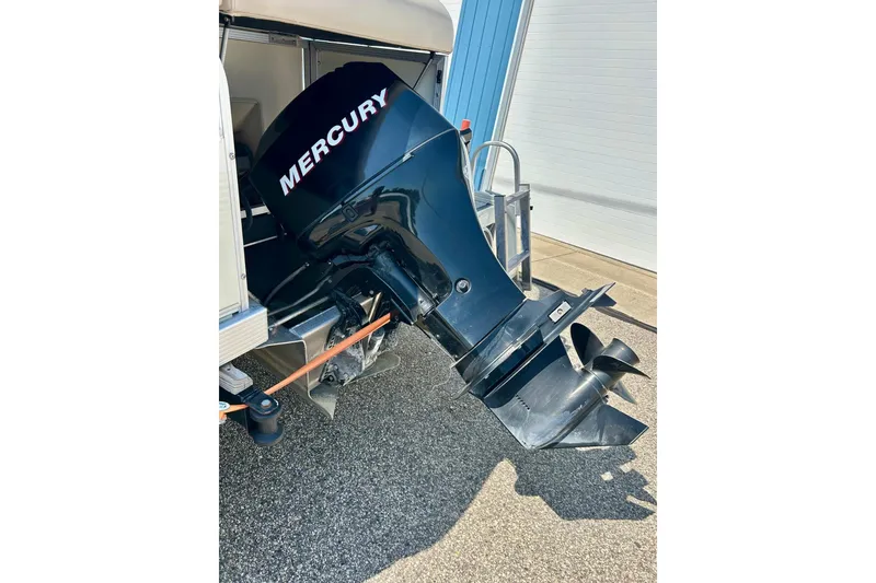 Slide: The Image of 2006 Bennington 2250 RL with Mercury outboard motor on display. - 44