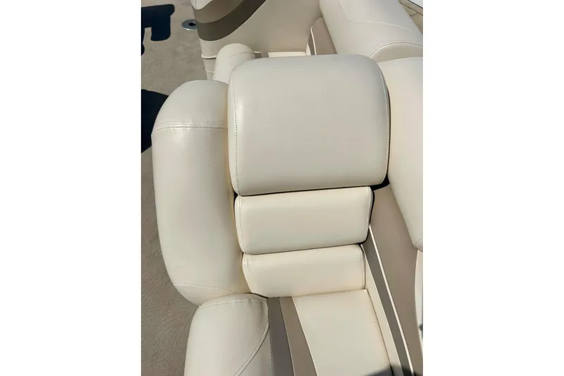 Slide: The Image of Cream-colored seating on a 2006 Bennington 2250 RL boat. - 9