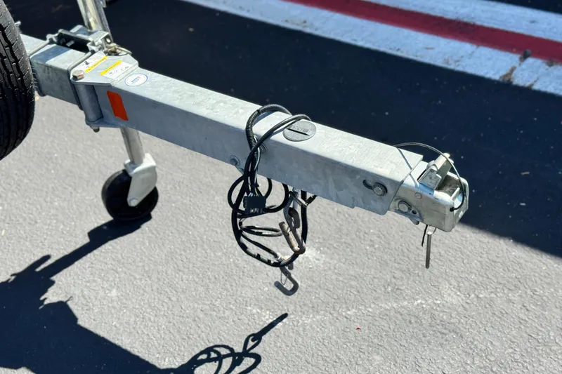 Slide: The Image of Trailer hitch of a 2014 Chaparral 21 H2O Sport on asphalt. - 29