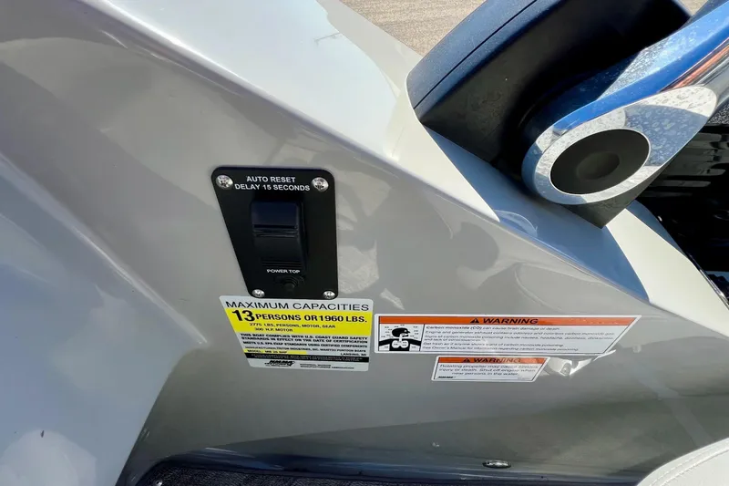 Slide: The Image of 2018 Manitou MD 25 TriToon capacity label and auto reset switch detail. - 15