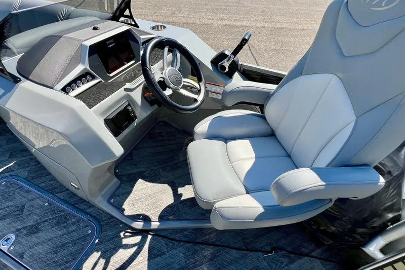 Slide: The Image of Captain's seat and helm of 2018 Manitou MD 25 TriToon boat, featuring modern controls. - 16