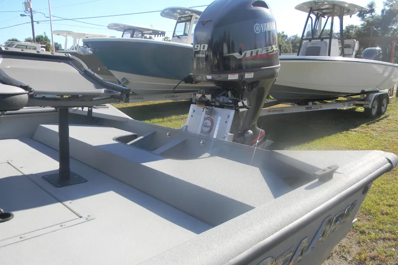 Slide: The Image of 2025 SeaArk Shadow 20 t boat with Yamaha VMAX engine on display. - 6